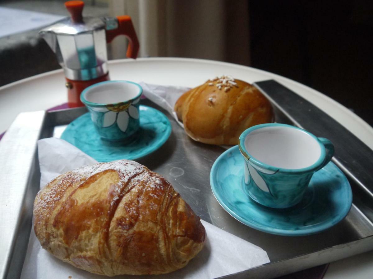 Gradoni Di Chiaia Twenty Three Bed & Breakfast Naples Luaran gambar